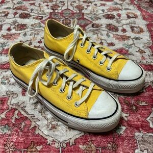 Size 9 women’s yellow converse💛
